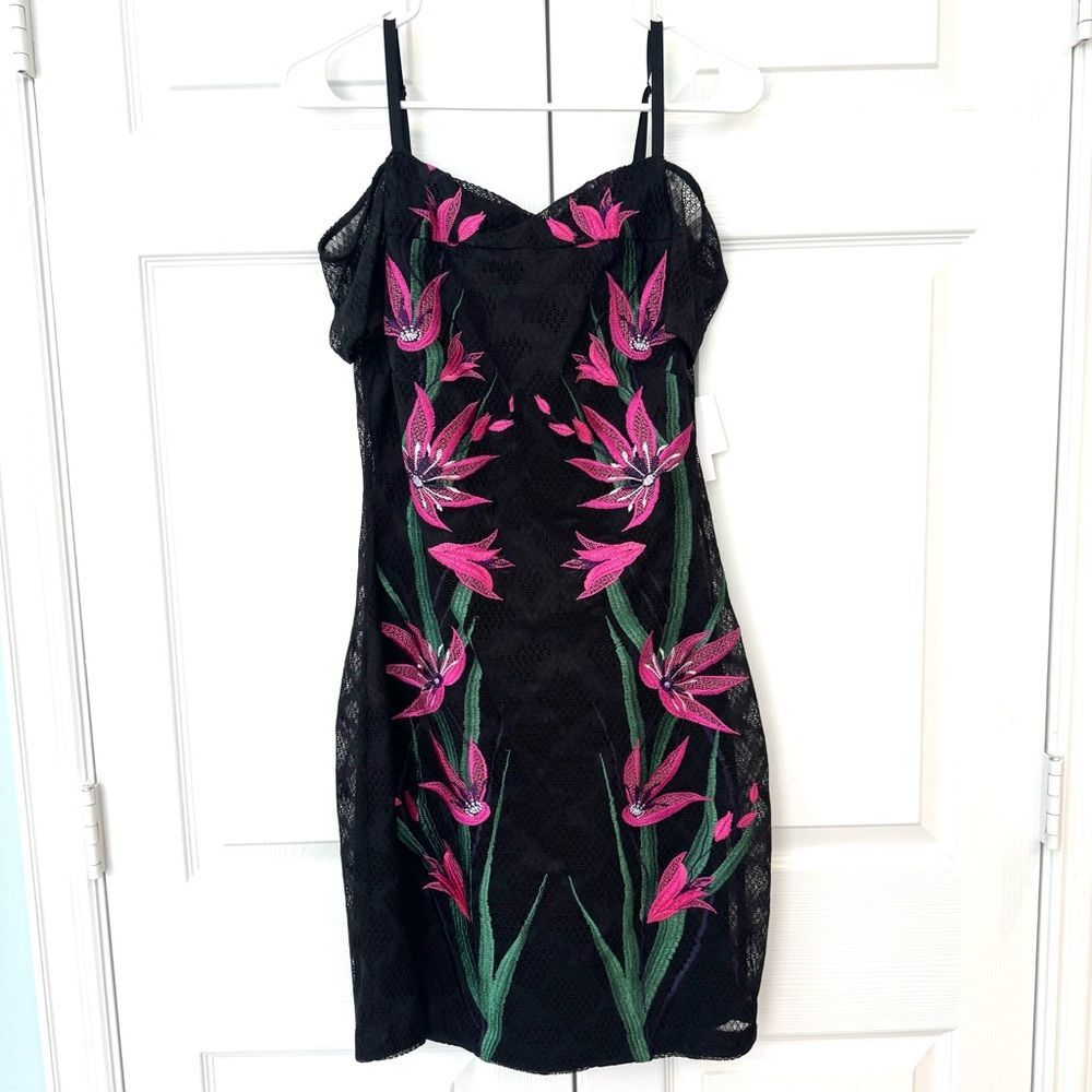 Guess Sexy Off-The-Shoulder Gorgeous Embroidered Tropical Floral Dress 10 NEW - Picture 4 of 8